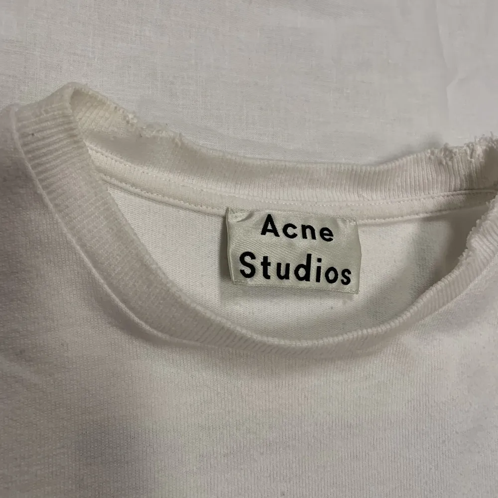 Acne Studios t-shirt med tryck på ryggen. Den har tyvärr lite fläckar (första bilden) men det går att tvätta bort 🧚🏻‍♀️. T-shirts.