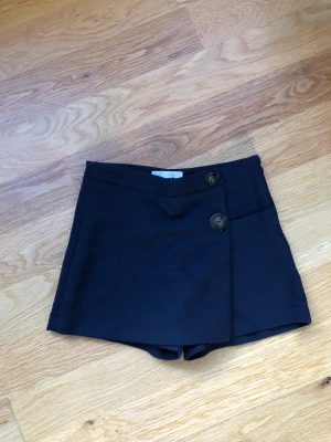 Byxkjol - Chic och trendig byxkjol från Zara💙köpt på barnavdelningen storlek 140cm men passar vanlig storlek XS💙säljer pga att den är lite tight i midjan på mig