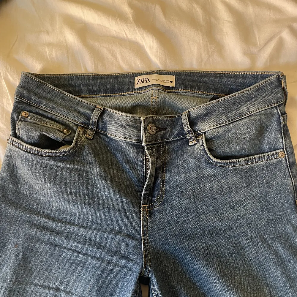 Snygga lågmidjade bootcut jeans från zara, är använda men syns  inte, är bara slitna nertill💕. Jeans & Byxor.