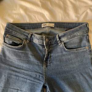 Snygga lågmidjade bootcut jeans från zara, är använda men syns  inte, är bara slitna nertill💕