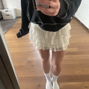 Volang kjol - Snygg volangkjol med broderat tyg, perfekt till hösten med en mysig stickad tröja! 