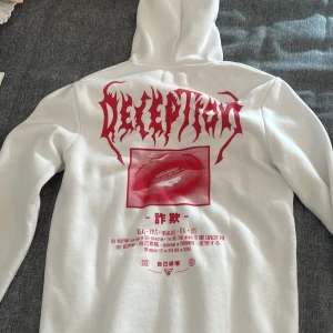 Hoodie - Snygg hoodie med rött tryck❣️ bara använd 3-5 gånger