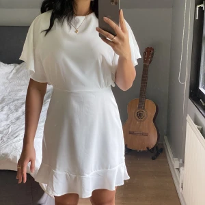 Vit klänning - Säljer denna superfina klänning från AX Paris! Endast använd en gång! Fint skick! Passar perfekt som studentklänning! Storlek S. 200 kr + frakt. 