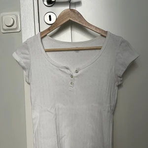 Topp från Brandy Melville  - väldigt varsamt använd, inga fläckar eller övriga effekter trots att den är vit 🤍är rätt stolt över mig själv. säljer då den inte används 