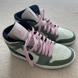 Nike Air Jordan Mid - Säljer mina äkta jordans som endast är använda en gång! Originalpris 5130kr💗 Pris kan diskuteras🫶🏼