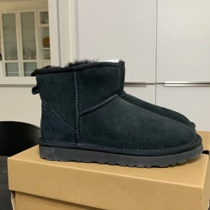 UGGs Classic Short Strl 38 - Säljer ett par väldigt sparsamt använda UGGs. Storlek 38, men passar mer som 37,5  Skickas dubbelboxat.