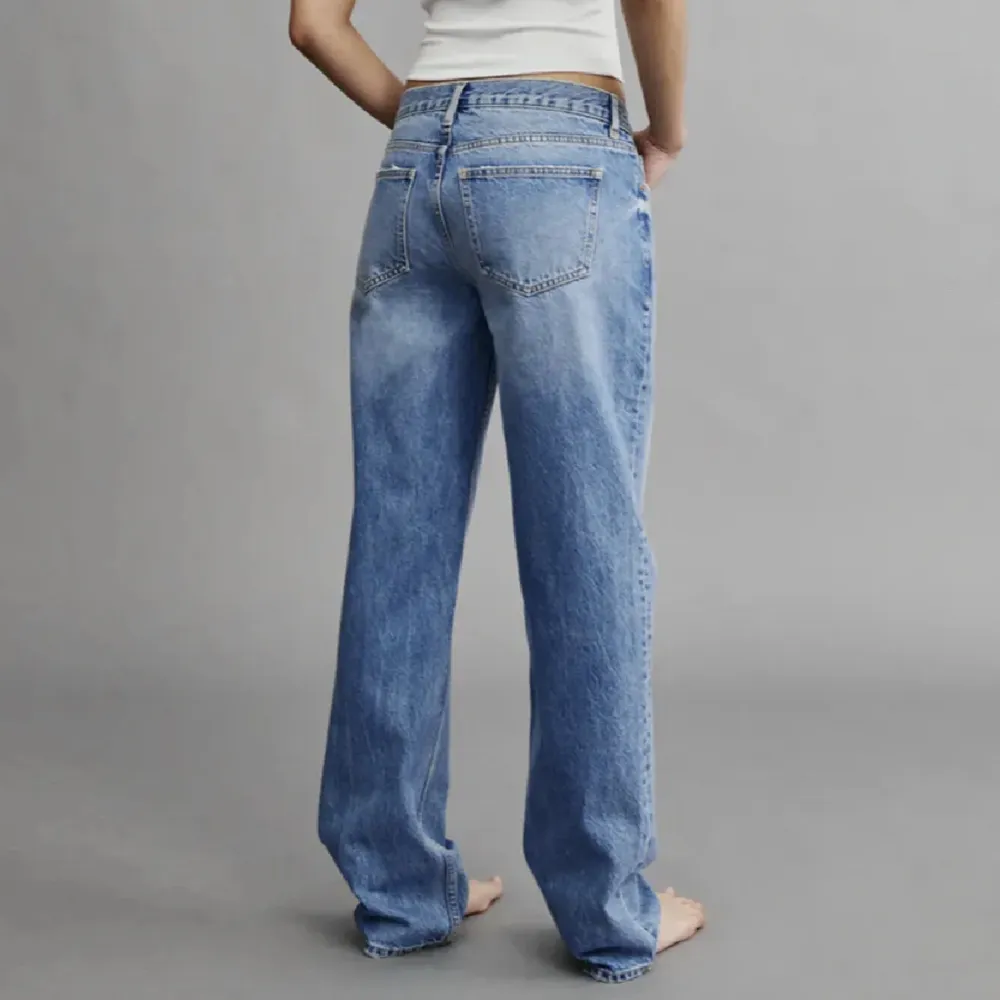 Säljer dom här fina jeansen från Gina som är låga i midjan. Jag köpte dom för 500kr och använt dom 2 gånger💗💗 slutsålda på hemsidan. Jeans & Byxor.