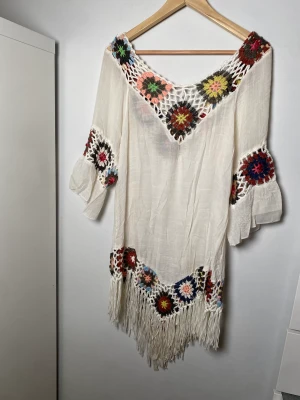 Supersöt strand coverup❤️ - En gullig cover up som är köpt utomlands. Perfekt för att dra över bikinin om man ska gå ner till stranden till exempel. Bra skick och inga defekter. Passar strl M-L