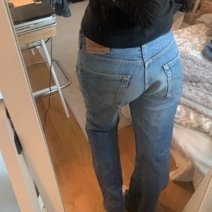 Snygga Levi’s jeans! - Säljer dessa lågmidjade jeans från Levi’s. Jeansen är i rätt så stora storlek men sitter fortfarande snyggt och löst. Jag är 175 cm lång och de går hela vägen ned. Köptes för 499kr och har använts få gånger. Skriv för mer info💕