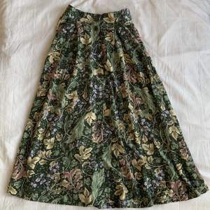 Cottagecore kjol med William Morris-inspiration! Aldrig använd! Den har knappar på framsidan som gör det möjligt att reglera passformen och stilen samt två jättesmarta dolda fickor. Den har resår på baksidan och passar XXS - M!💋