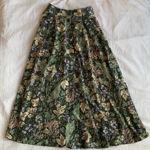 Cottagecore kjol!💋 - Cottagecore kjol med William Morris-inspiration! Aldrig använd! Den har knappar på framsidan som gör det möjligt att reglera passformen och stilen samt två jättesmarta dolda fickor. Den har resår på baksidan och passar XXS - M!💋