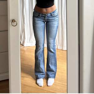 lågmidjade bootcut jeans, vintage från only ❤️ midja 76 och innerben 79 tjejen på bilden är 165 