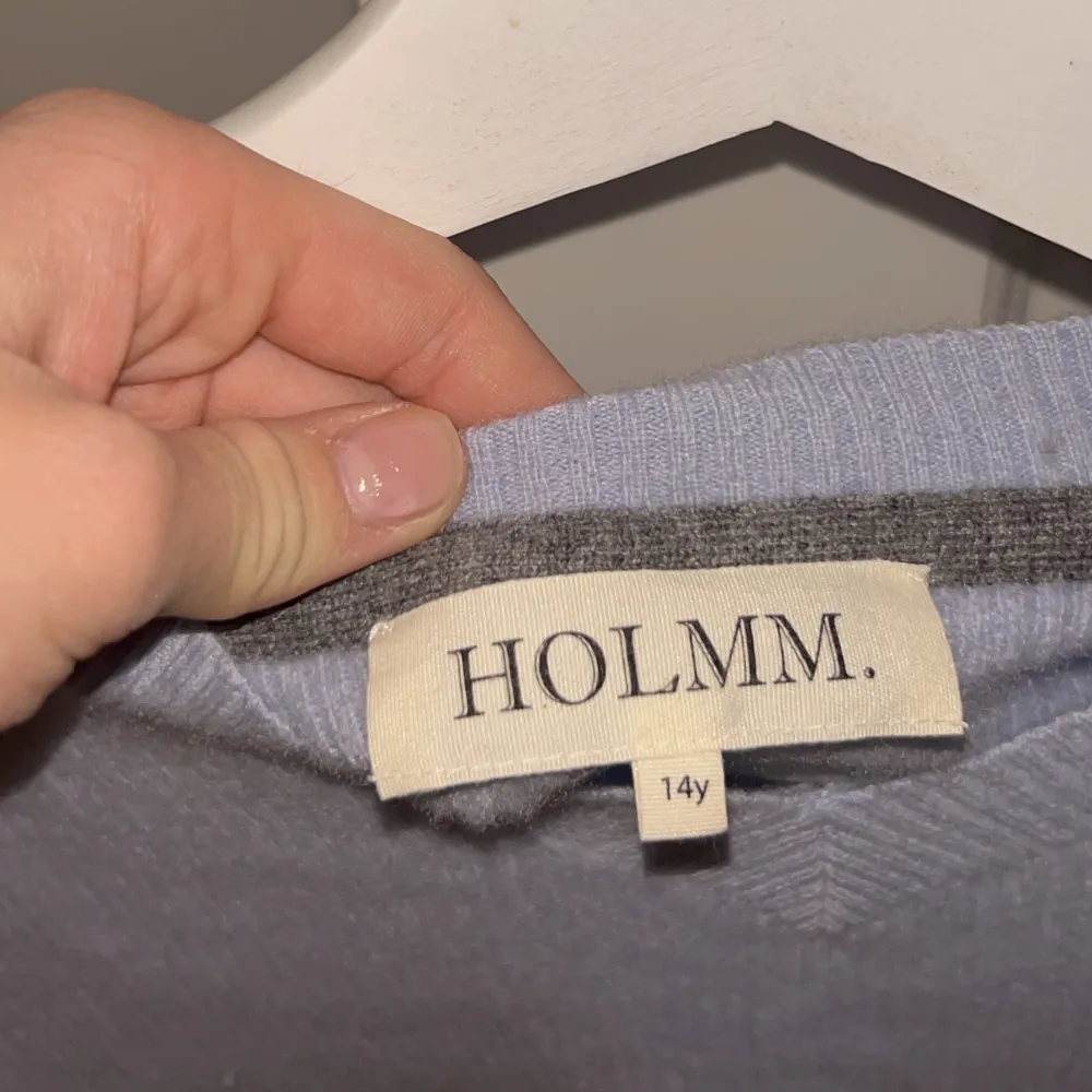 Säljer min fina cashmere tröja ifrån HOLMM (köpt på Lucca). 💕 Bra skick, i storlek 14 år. Säljer för 450 kr. Tröjor & Koftor.