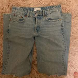 Säljer dessa as snygga low waist straight/bootcut zara jeans!💗 säljer eftersom jag rensar garderoben! I princip i nyskick!