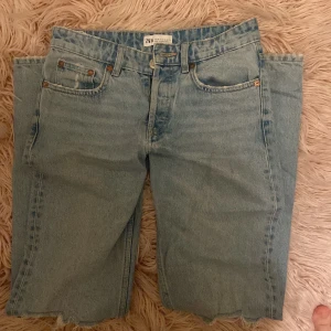 Zara jeans - Säljer dessa as snygga low waist straight/bootcut zara jeans!💗 säljer eftersom jag rensar garderoben! I princip i nyskick!