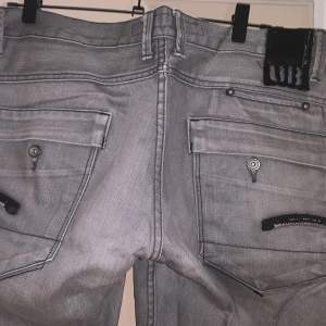 Snygga gråa jeans med stora bakfickor med coola detaljer. G- Raw från Urban🥰Har inga bilder på osäker på storlek då det är från herr avdelningen. Ca W31 L33