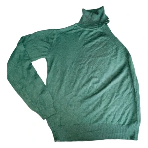 LEFON Half Sleeve Green Sweater - En unik halvärmad sköldpaddshals. Lätt tröja.