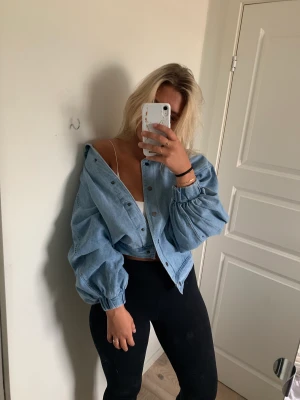 Jeansjacka  - Säljer denna helt oanvända jeansjacka från fashionnova