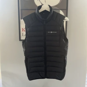 Sail Racing väst  - Sail Racing väst, köpt från Johnells för 1999kr. Kontakta mig för mer information!