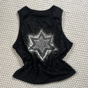 linne - jätte fin linne som har endast blivit använd 1 gång. väldigt y2k stil. köpt från emmiol 💕