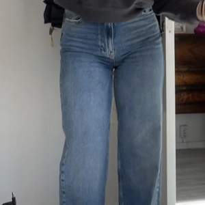 Jeans som jag köpte för ett tag sedan men tyvärr inte haft någon användning av. Använd en gång men då lyckades jag få en lite fläck på benet. Har inte testat få bort den. Mid/hög midja. Nypris 599, mitt pris 100kr. Priset är inte hugget i sten💗