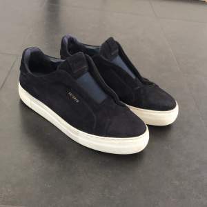 Marinblå Axel Arigato clean 360 laceless mocka. Super bra skick, skulle säga 8/10. Köpta på NK Stockholm i julklapp. Kom med funderingar o frågor