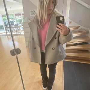 Kort kappa - säljer min beiga korta kappa från hm! jättebra skick och väldigt sparsamt använd! säljer för att den inte kommer till användning längre!🩷pris kan diskuteras!