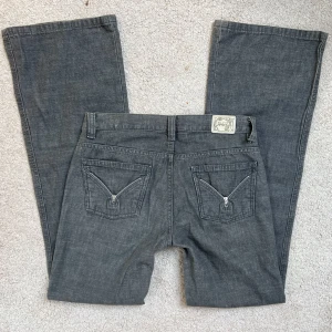 Flared Byxor - Midja: 76cm✨Innerben: 82cm✨Står ingen storlek men uppskattar till storlek 34/XS❤️Jag på bilderna är 172cm lång och brukar ha storlek 38 (byxorna är för små för mig, därav censuren)🍑