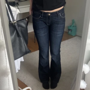 Mavi jeans  - Helt oanvända Mavi jeans. Köpte i januari och har bara använt de två gånger. Jag säljer jeans pga jag inte använder dem alls 💘 Storleken är 28/32 och passar perfekt på mig som har s, men skulle även säga att de passar xs. Köpte för ungefär 650-700 kr!