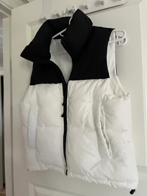 Väst - Använd ett par gånger så den är i fint skick. Från Ginatricot young, strl 146/152 men skulle säga att den är som en xxs/xs. 