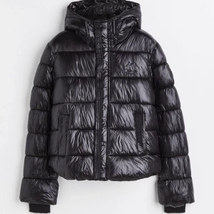 Pufferjacket - Jackan är i jättefint skick. Strl L men jag är vanligtvis en S så den passar olika storlekar🤗 ordinarie pris 1499kr, säljer för 850kr. 