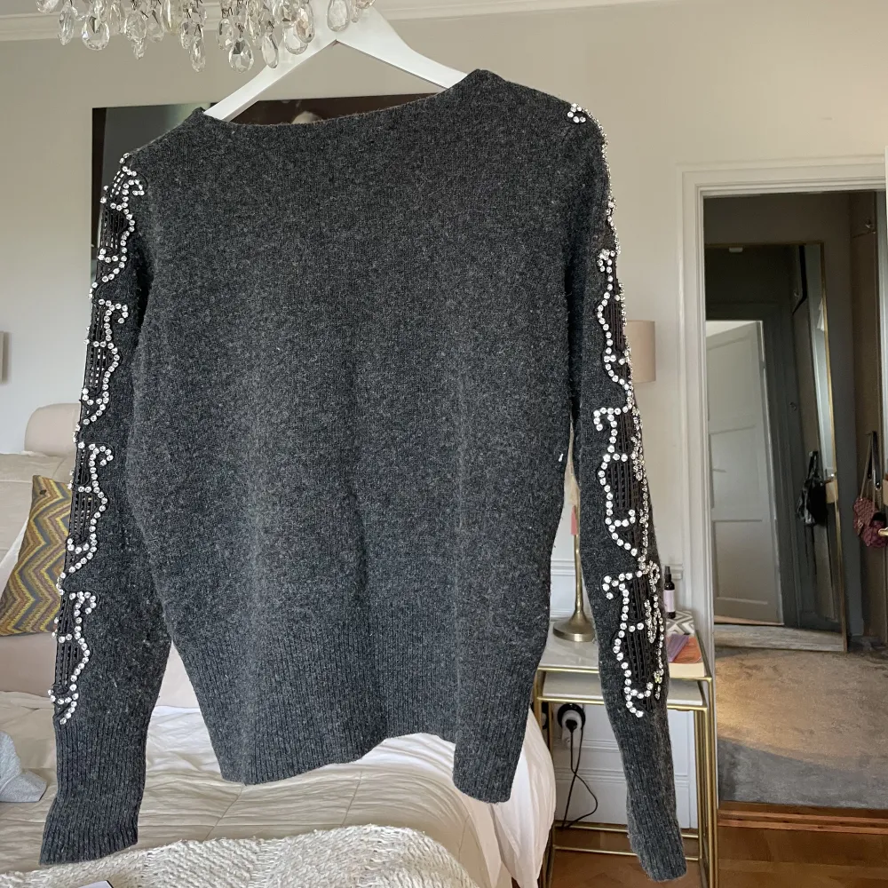 Säljer min så coola tröja från Sandro med ”diamanter” på ärmarna. 100% ull och i bra skick 💕💕 Ordinarie pris ca 2500kr. Stickat.