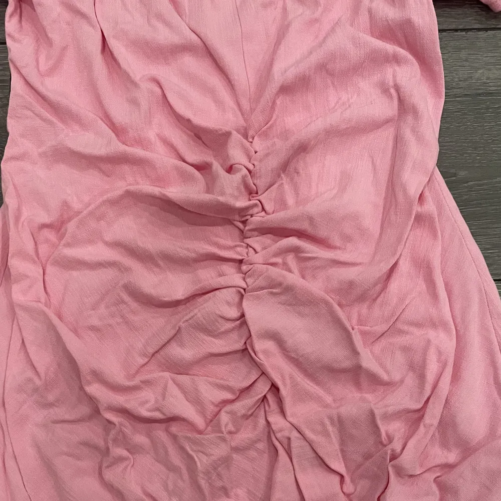 Rosa klänning med en ihopsydd detalj Prislappen är kvar och den är aldrig använd. hör av dig om du vill ha fler bilder eller om du har några funderingar💝. Klänningar.