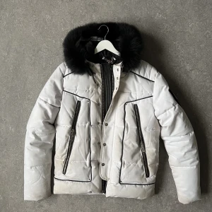 Slutsåld Horspist Jackart Jacka - Perfekt för vintern/hösten som kommer. Bra skick! Använd en gång förra vintern. Behövs tvättas! Nypris - 5000kr Pälsbräm: äkta päls – räv