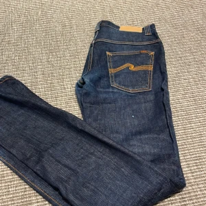 Nudie slim jim - Hej! Hej! Säljer nu dessa superfina nudie jeans. Modellen är slim Jim . Storlek W31 L34