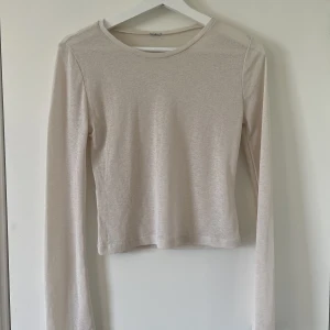 Vit långärmad topp 🤍 - Jättefin vit/cremevit topp från Nelly i storlek S 🤍Köpt för 199 men säljer för 50kr, köpare står för frakt men kan också mötas upp 🤍