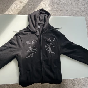Zip hoodie/sweatshirt  - Säljer denna tröjan då jag knappt har använt den, Den är i nytt skick eftersom att jag knappt har använt den. Storleken är M men passar hur bra som helst för mig och jag använder L på allt annat. Köpte den för 700 men säljer nu för 500.