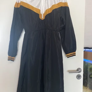 Fint skick klänning  - Fint skick klänning ”Shein” använd bara några timmar. 👉Storlek:M 👉Pris:250:- 🌱Rökfritt finns kanariefågel hemma  