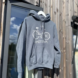 Huvtröja från Amsterdam - Mörkgrå och mysig hoodie köpt i Amsterdam🚲