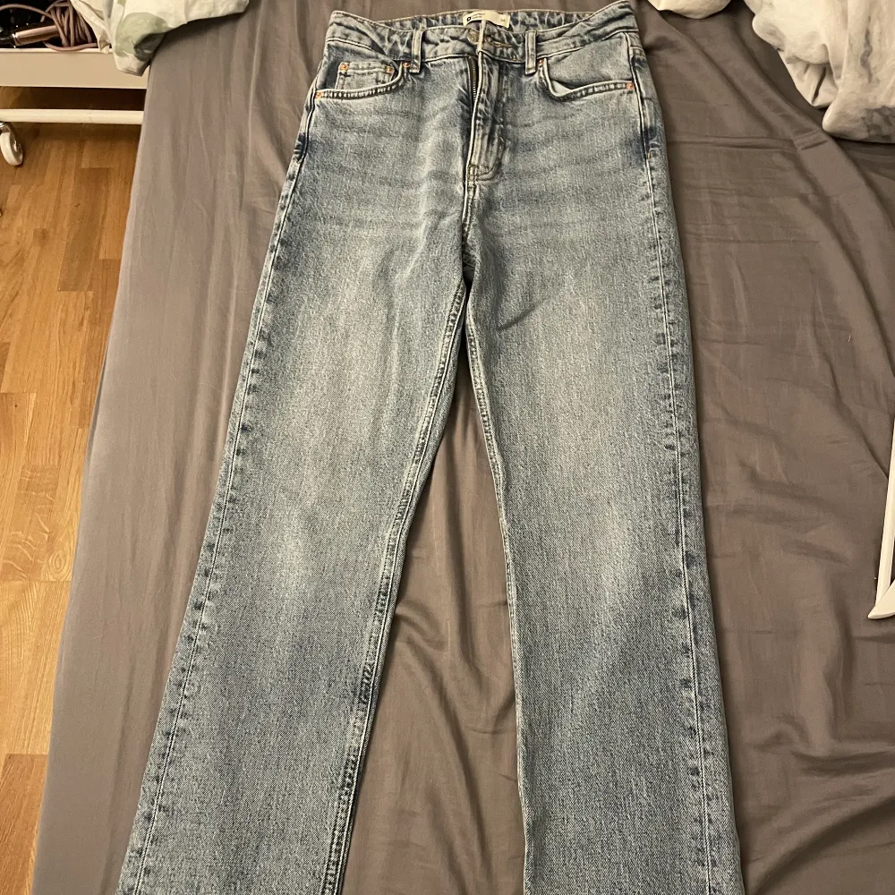 Jättefina jeans från ginatricot, Storlek 34. jag har aldrig använt dom men dom är köpa här på plick❤️inga synliga fel eller skador. Jeans & Byxor.