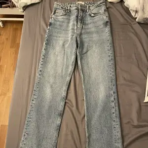 Jättefina jeans från ginatricot, Storlek 34. jag har aldrig använt dom men dom är köpa här på plick❤️inga synliga fel eller skador
