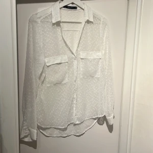 Zara blus - Vit zara blus, använd nån gång💗 90kr + frakt