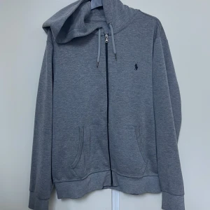 Polo ralph zip - Bra kvalite, använd ca 4 gånger. Strl L men passar oxå M. Färgen är mörkgrå Pris går att diskuteras 