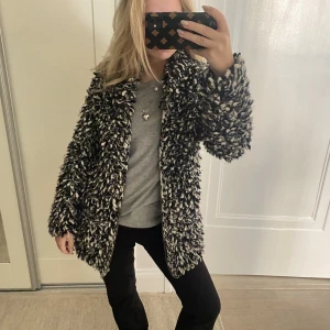 Isabel Marant Jacka - Så härlig jacka från Isabel Marant🫶🏼Den är lite längre och har så cool struktur. Jag är 160❤️