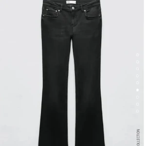 Zara bootcut jeans - Säljer dessa jättefina lågmidjade jeansen från zara bootcut. Slutsålda överallt. Väldigt bra skick. Kom privat för egna bilder. Storlek 36!! Skicka prisförslag!!💘De är lite slitna längst ner men inget som man tänker på!