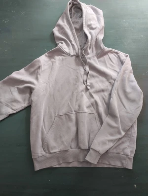 Ljuslila Hoddie  - Jag hjälper min dotter att sälja lite kläder. Hoddie från HM. Sparsamt använd.