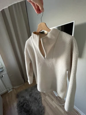 Fleece  - I fint skick, kortare Teddy material. Jättemysig🫶🏽
