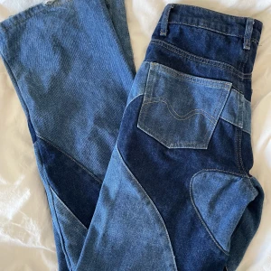 Coola unika jeans - Säljer mina Jaded Lnd jeans då de tyvärr är lite för små för mig! Lite slitningar längst ner annars helt perfekta💋💞