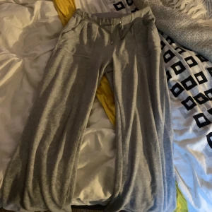 Gråa juciy storlek M - Säljer nu dessa jätte fina gråa juicy couture byxorna då de inte passar mig längre och bara samlar damm. Finns en liten skavank ( sista bilden ) men inget som märks i verkligheten! Om ni undrar över något tveka inte att skriva eller höra av er!☺️
