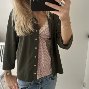 Grön skjorta  - As snygg trekvartsärmad grön skjorta / overshirt 🌟